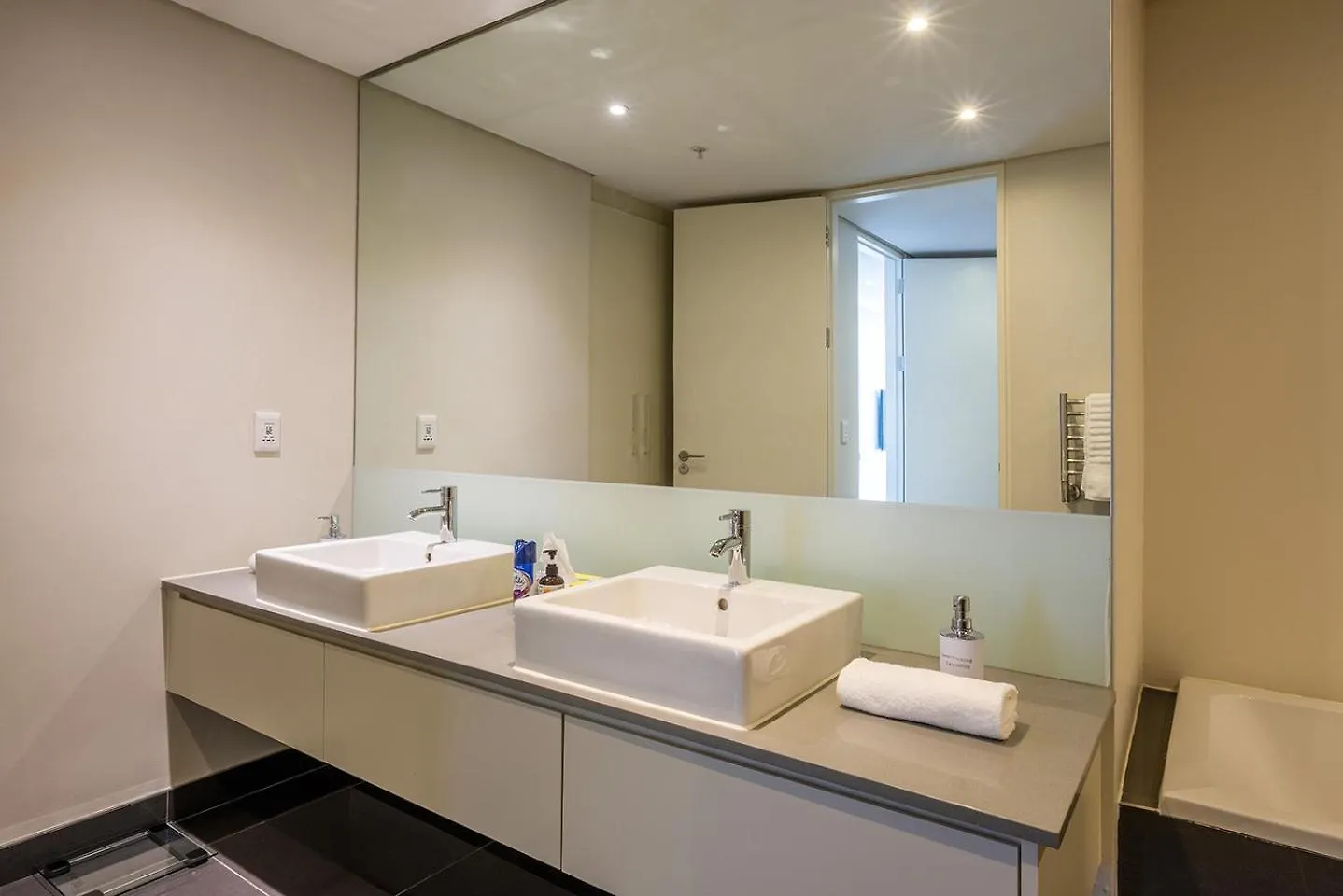 Apartment Mirage Luxury By Nivar Cape Town