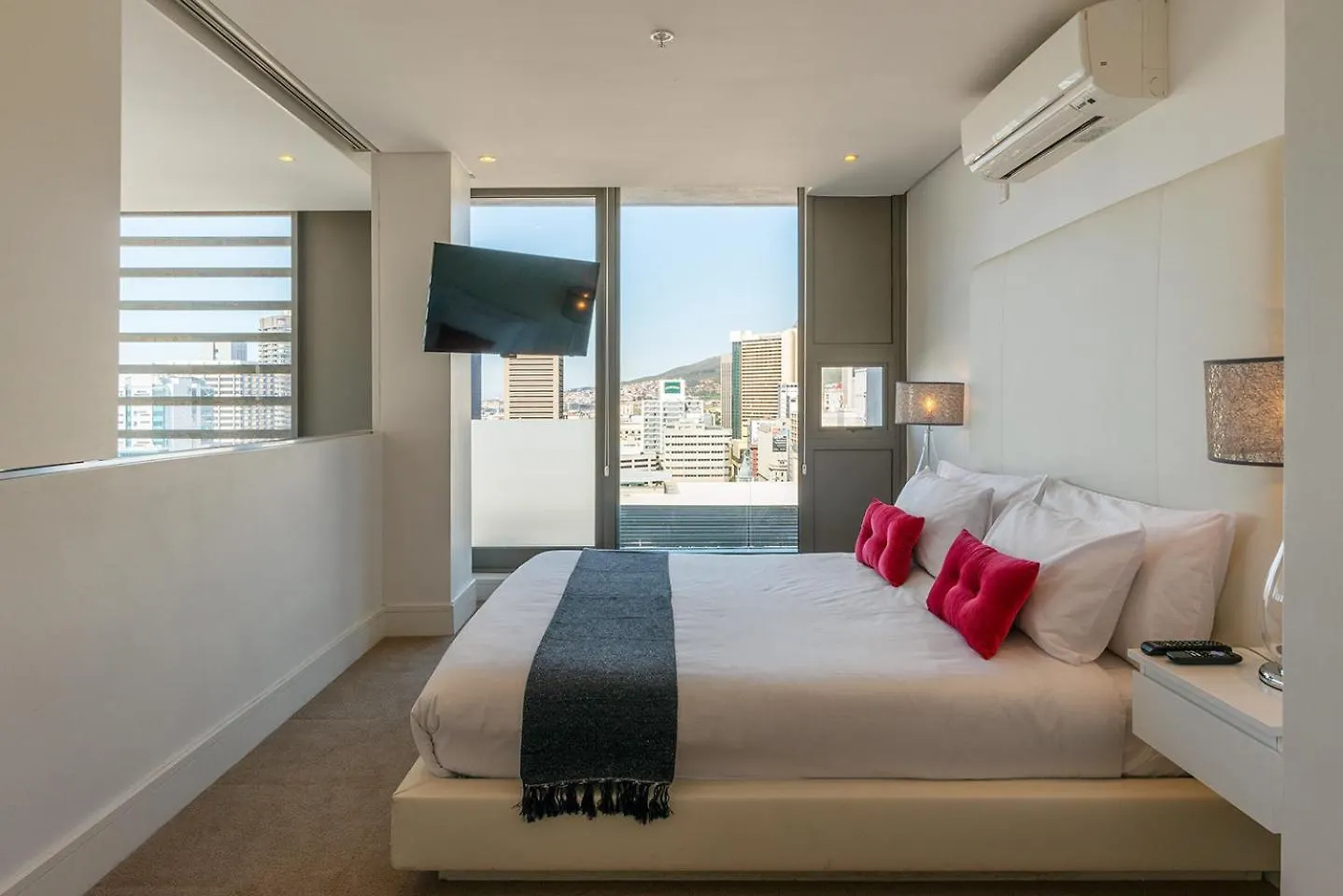 Apartment Mirage Luxury By Nivar Cape Town