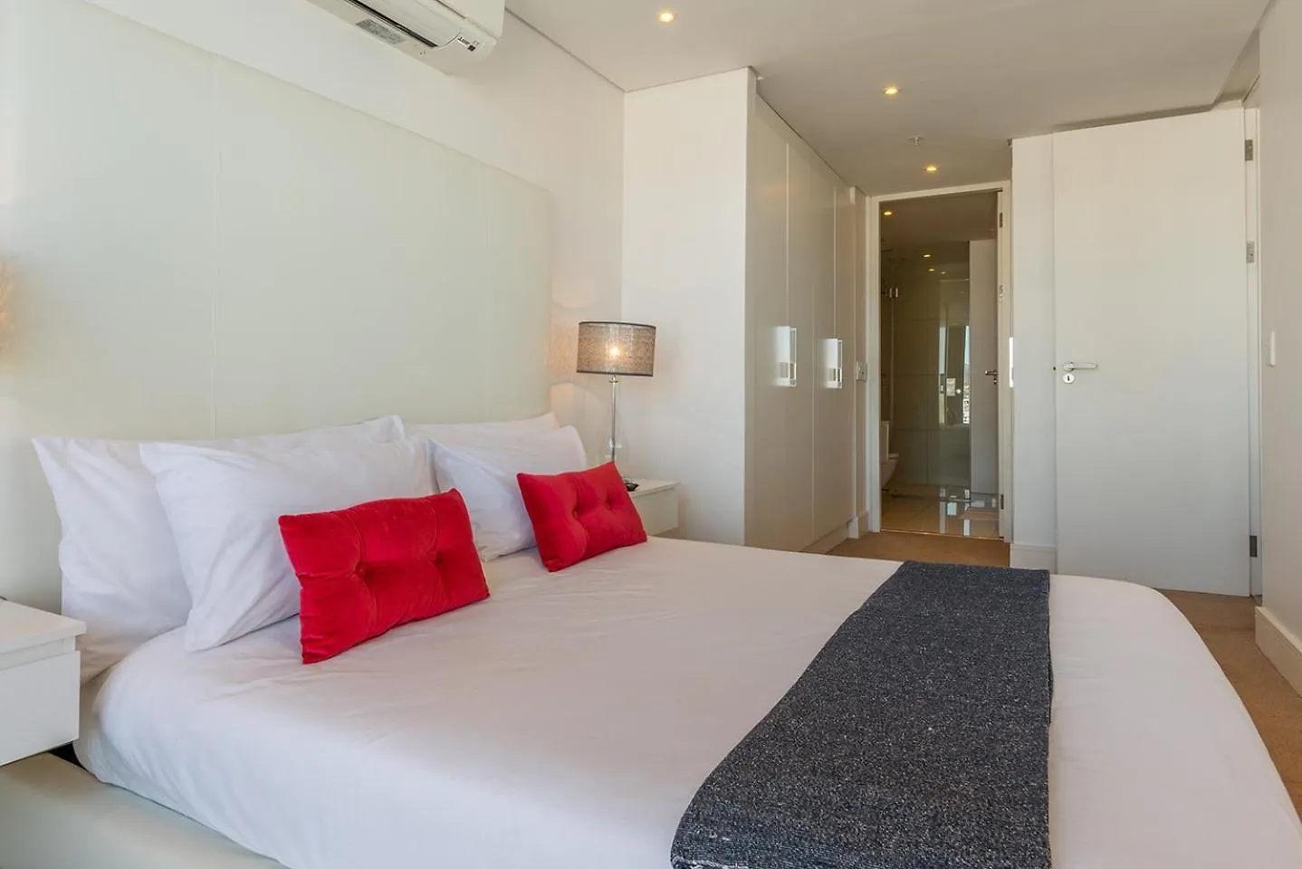 Apartment Mirage Luxury By Nivar Cape Town